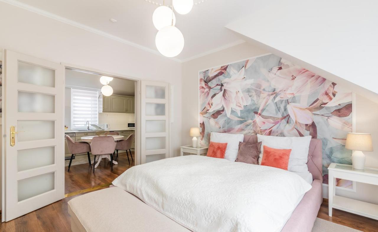 Monarchia Apartman Pearl โมชนมายารูวาร์ ภายนอก รูปภาพ