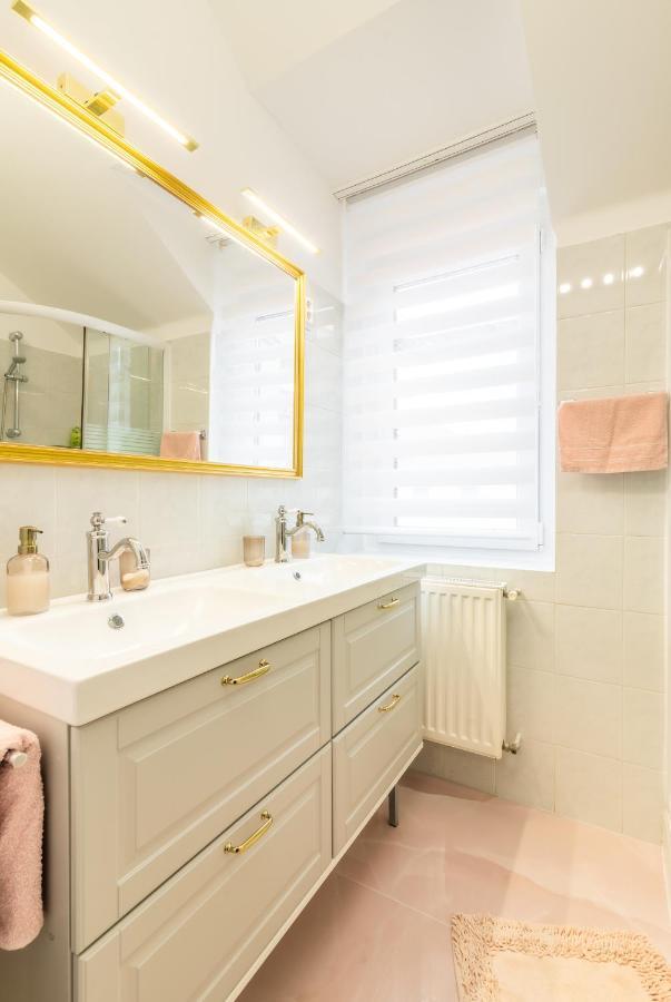 Monarchia Apartman Pearl โมชนมายารูวาร์ ภายนอก รูปภาพ