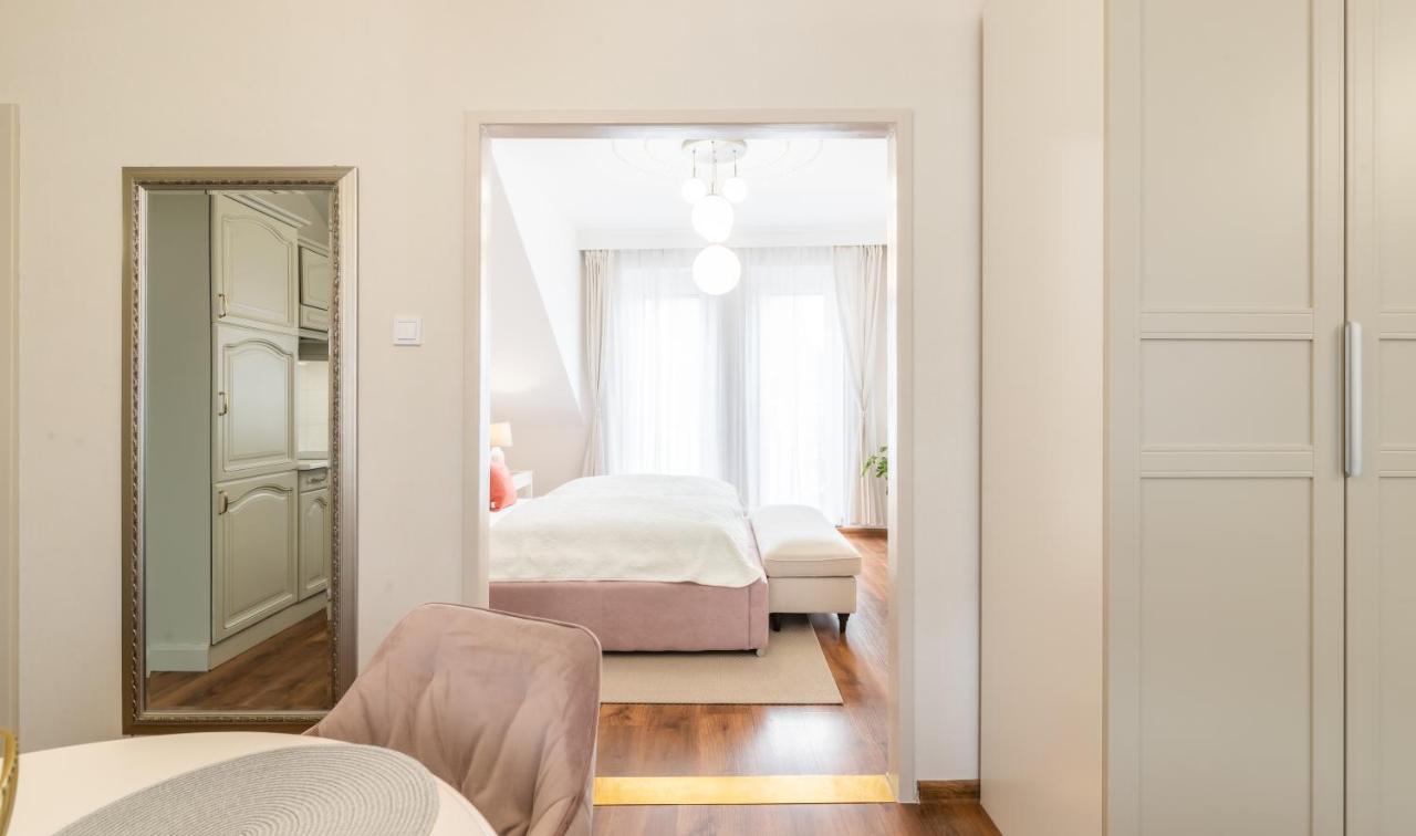 Monarchia Apartman Pearl โมชนมายารูวาร์ ภายนอก รูปภาพ