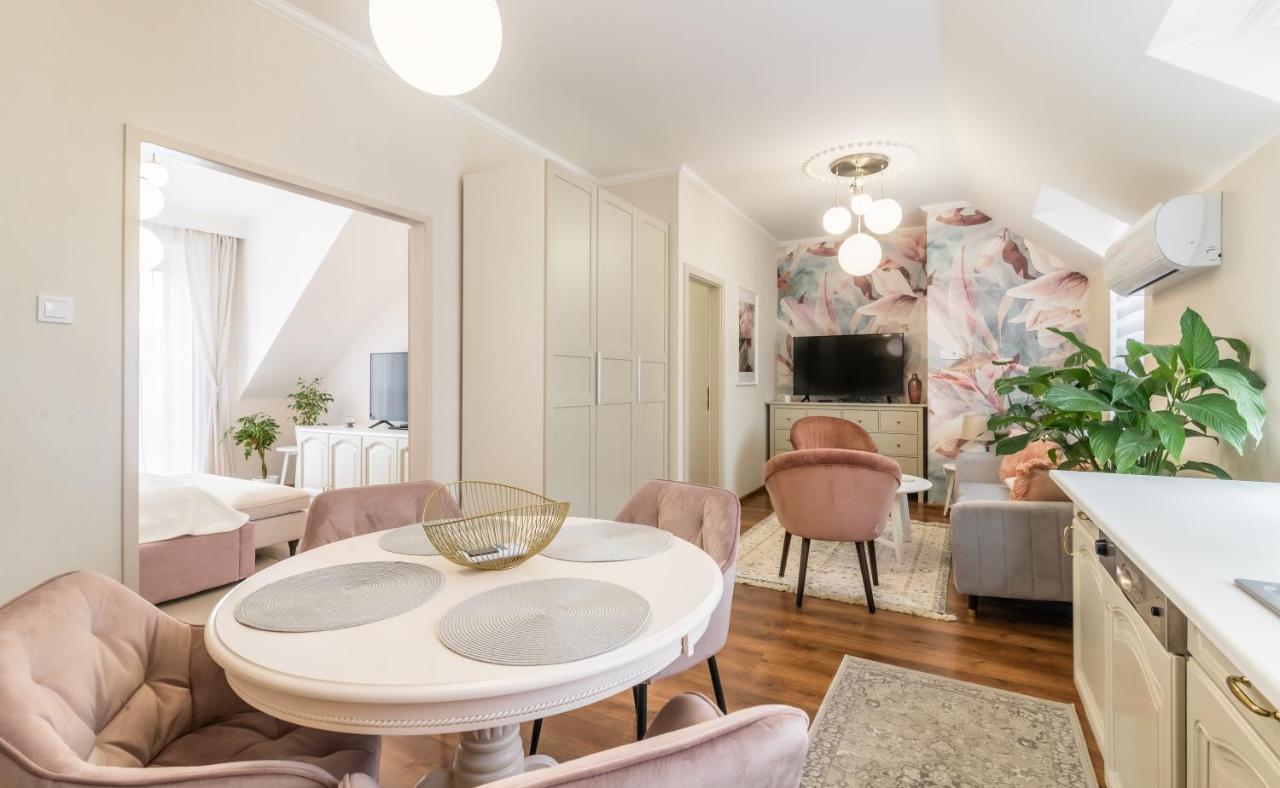 Monarchia Apartman Pearl โมชนมายารูวาร์ ภายนอก รูปภาพ
