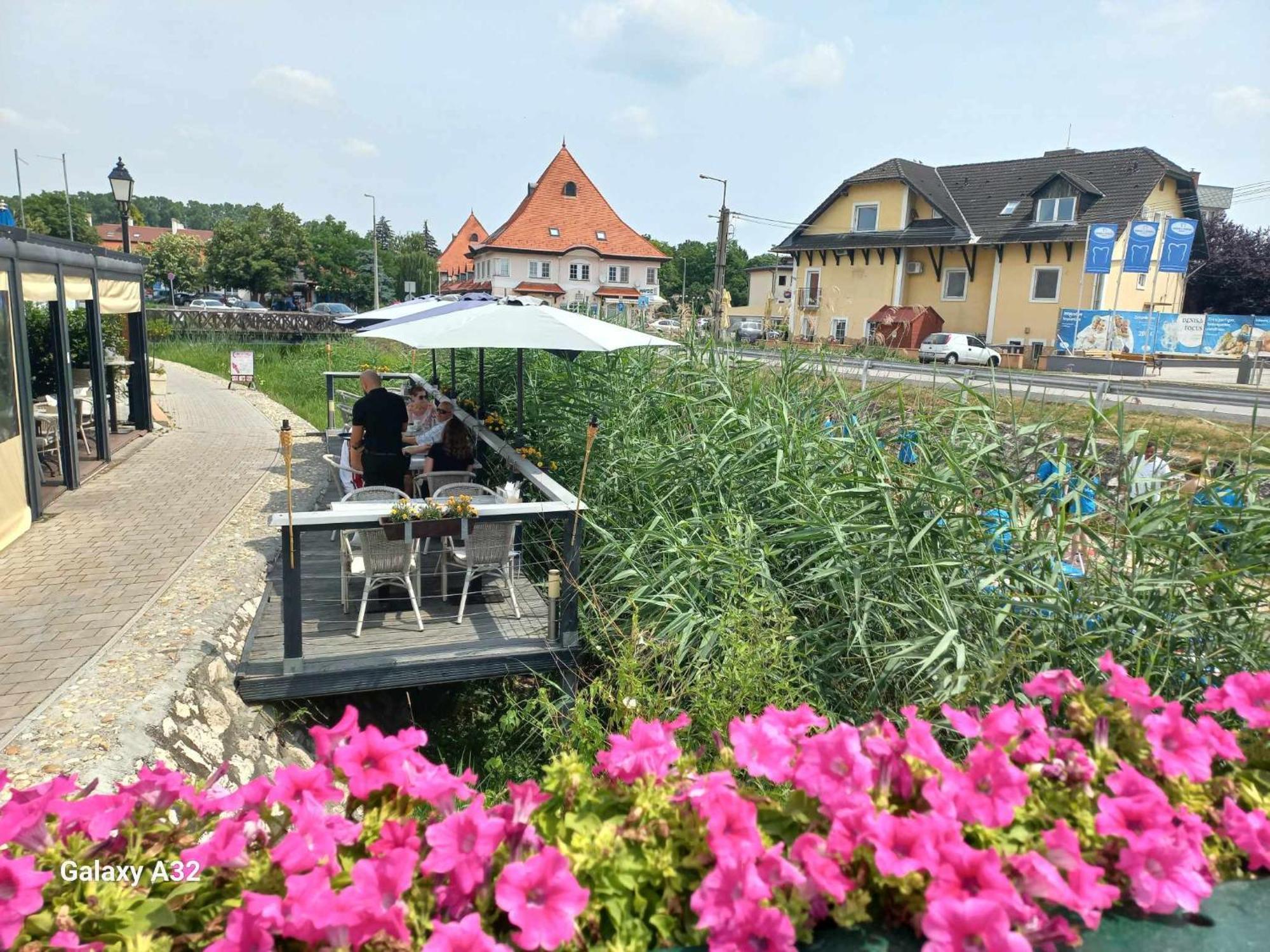 Monarchia Apartman Pearl โมชนมายารูวาร์ ภายนอก รูปภาพ